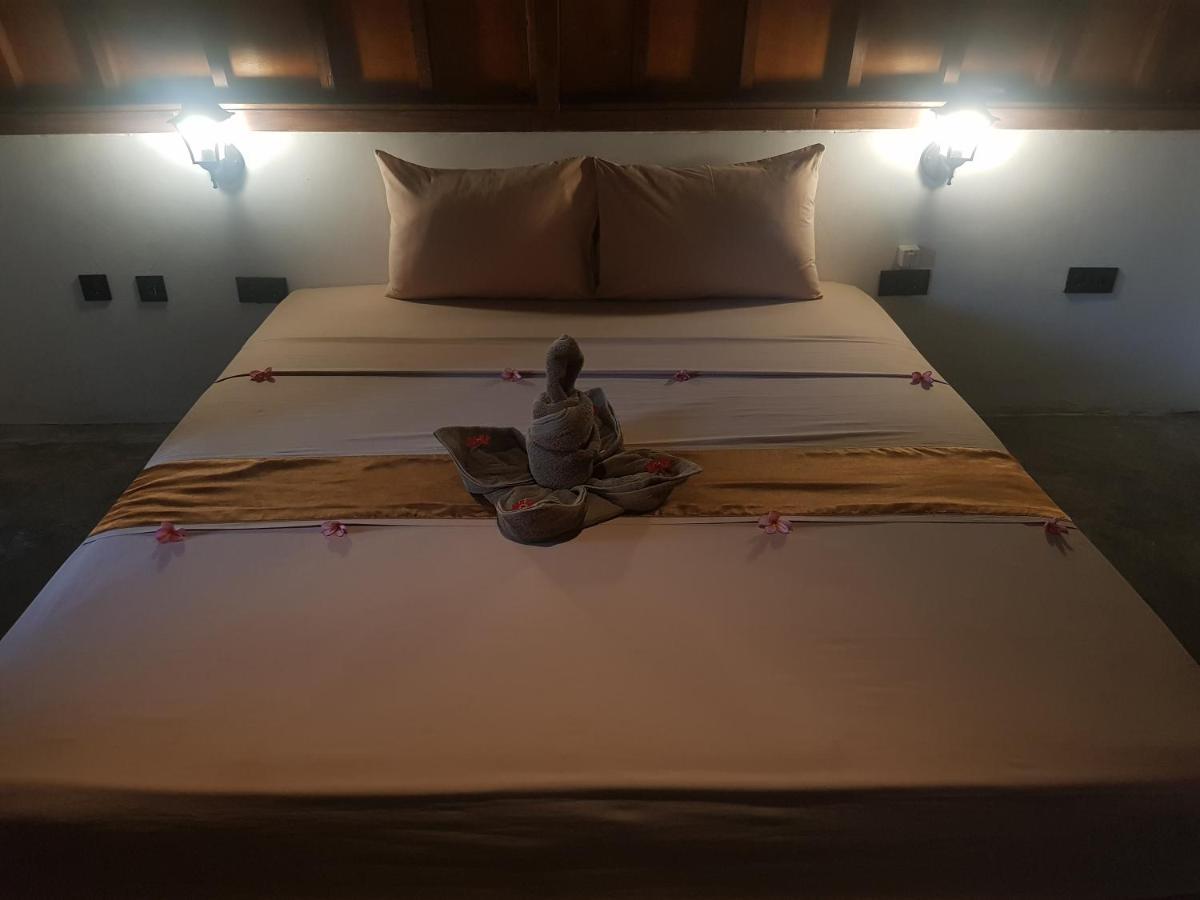 Tropical Sunday Bungalow - Surf And Stay Selong Belanak Ngoại thất bức ảnh